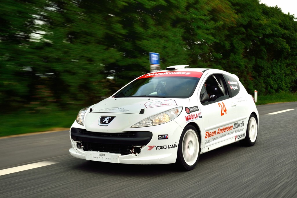 Thomas Andersen og Casper Nyland kører i en næsten standard Peugeot 207 RC i mesterskabet for Gruppe E. Her er de lynskudt på vej mod 4. pladsen i klassen i weekenden.
(Foto: Michael Eisenberg)